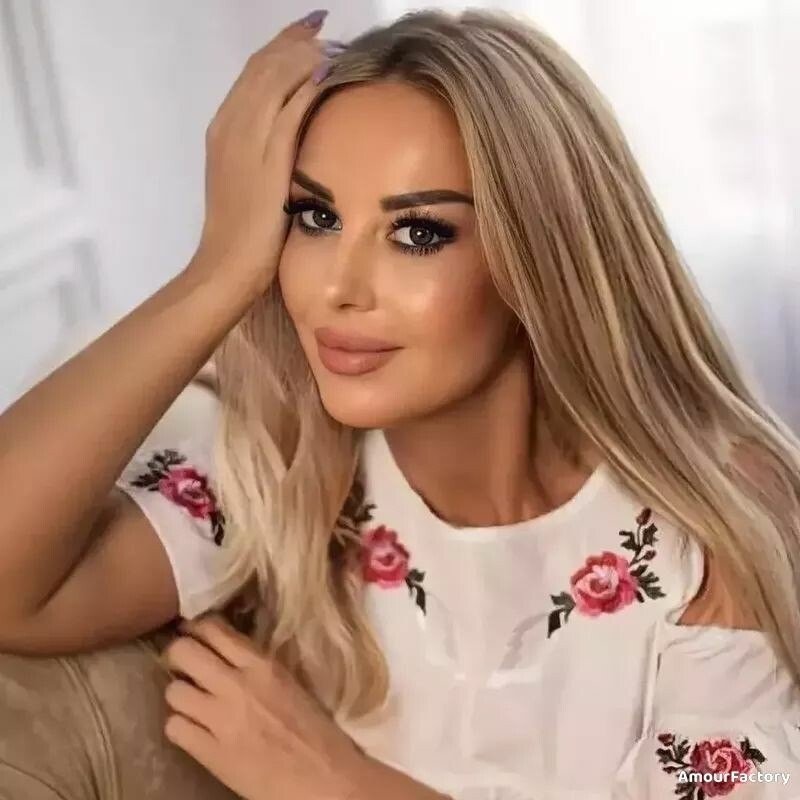Elena Profile image 4